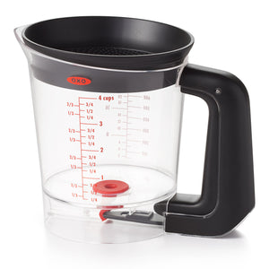 OXO Good Grips Gravy Fat Separator 1L - pouring detail