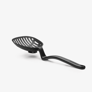 Dreamfarm Big Lestrain Black - scoop strainer in use