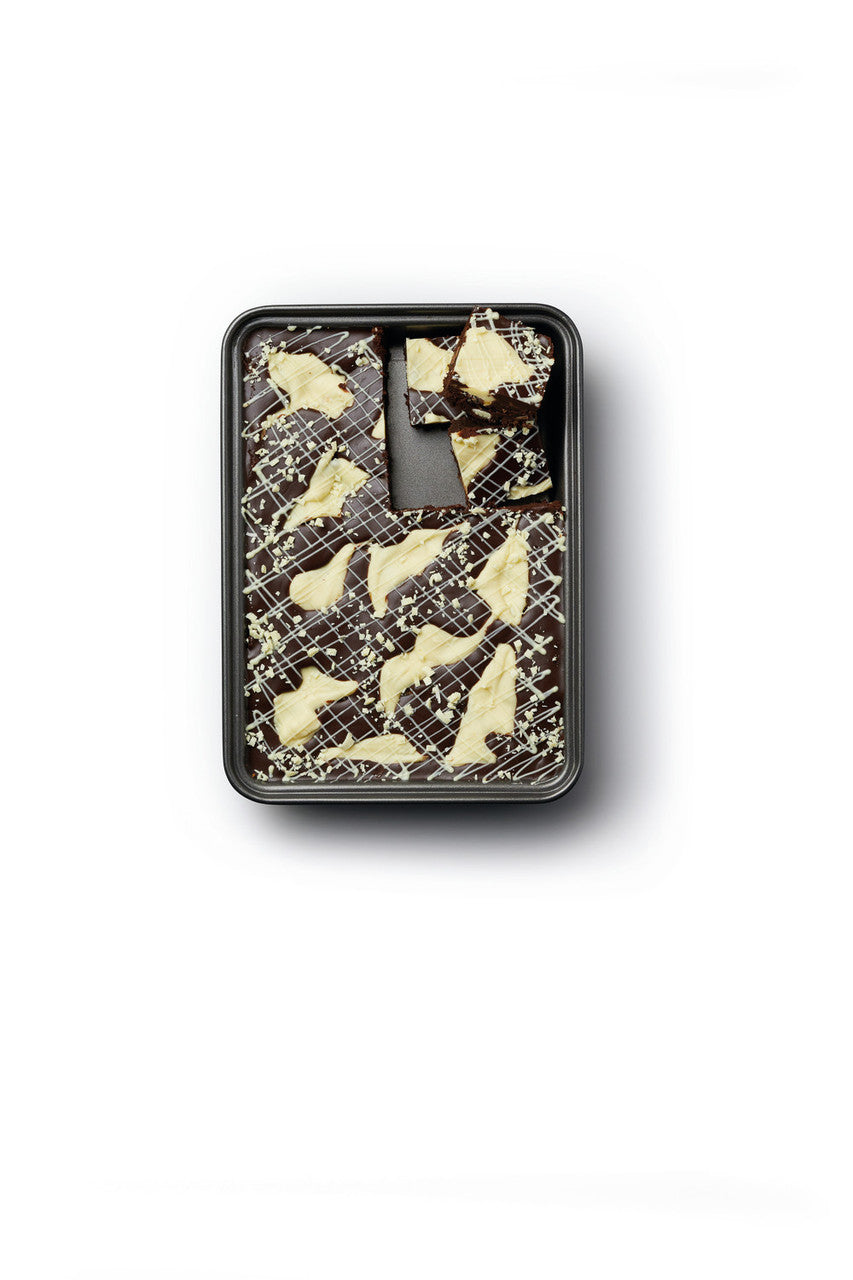 MasterCraft Brownie Pan 34x20x4cm Non-Stick - close-up of pan corner and coating