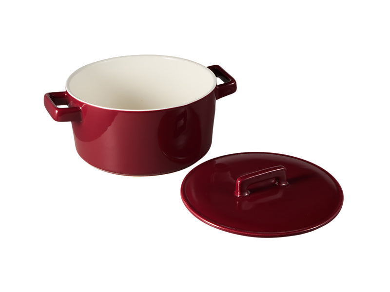 Maxwell & Williams Epicurious Round Casserole Bordeaux - rim and glaze detail