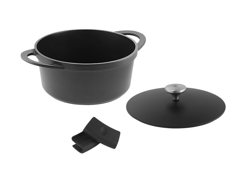 Maxwell & Williams Cast Lite Casserole 24cm Black detail of silicone handles