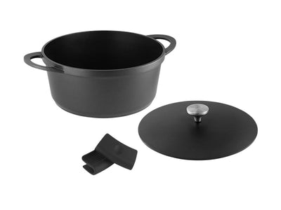 Maxwell & Williams Cast Lite Casserole 28cm Black detail of silicone handles